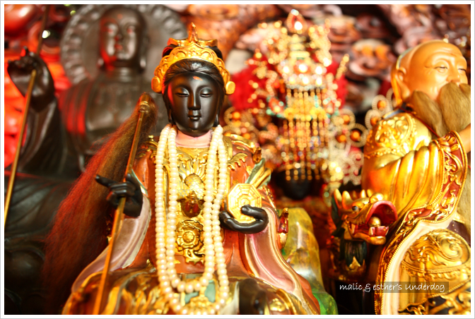 前几天听 cray 说了「地母庙」,原来我们家也有供奉地母.